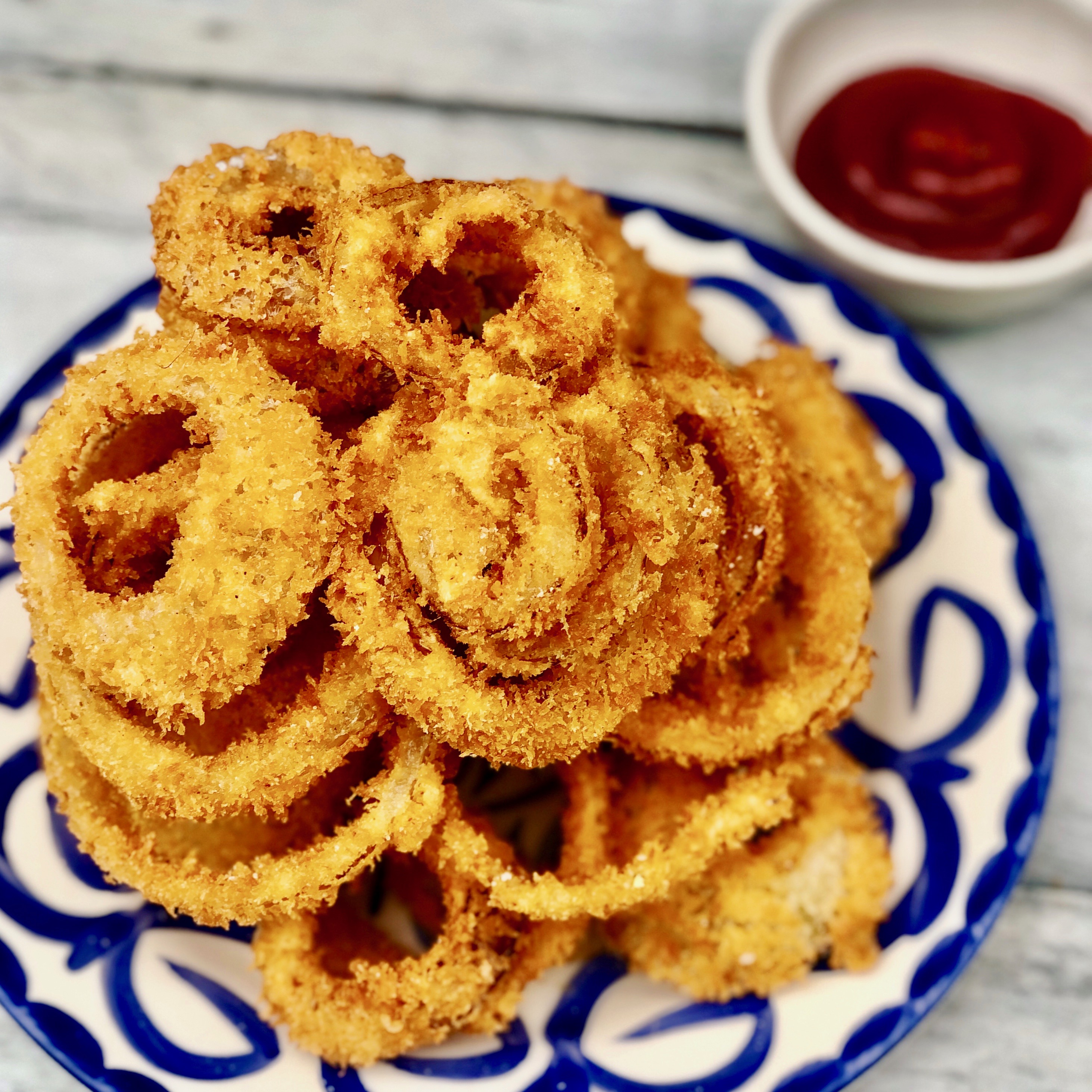 Crispy Onion Rings with Dipping Sauce (VIDEO) 